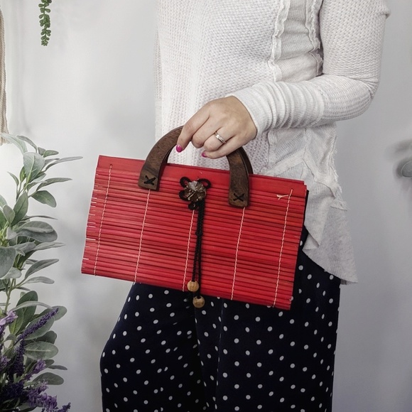 unbranded Handbags - WOVEN red straw bag w/ wooden handle